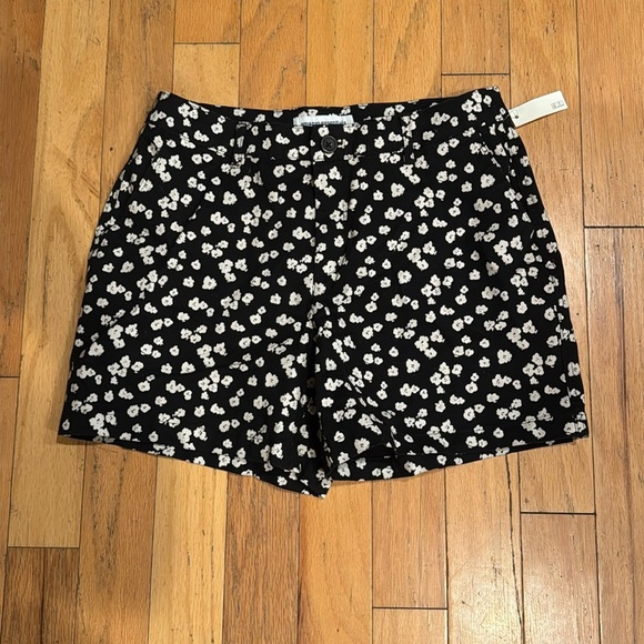 Amazon Essentials | floral woman shorts | black & white | NWT | size 12 - Picture 2 of 5